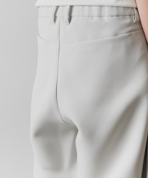 ATTACHMENT（アタッチメント）の「PEトリプルクロス サイドプリーツ ワイドテーパードパンツ / PE TRIPLE CLOTH  SIDE PLEATED WIDE TAPERED PANTS（スラックス・メンズ・ブラック/オフホワイト・1/2/3）」の4枚目の写真