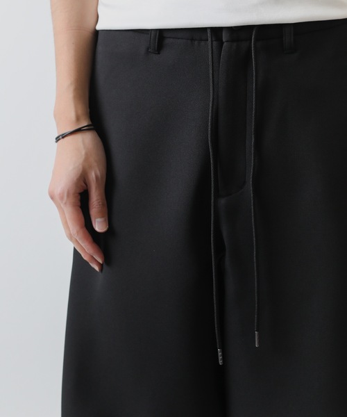 ATTACHMENT（アタッチメント）の「PEトリプルクロス サイドプリーツ ワイドテーパードパンツ / PE TRIPLE CLOTH  SIDE PLEATED WIDE TAPERED PANTS（スラックス・メンズ・ブラック/オフホワイト・1/2/3）」の17枚目の写真
