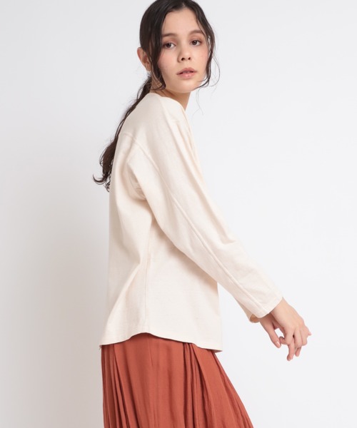 RNA-N（アールエヌエーエヌ）の「M1825 リサイクルコットンデザインロングスリーブTee（Tシャツ/カットソー・レディース・ホワイト/ダークカーキ/スミクロ・MEDIUM）」の2枚目の写真