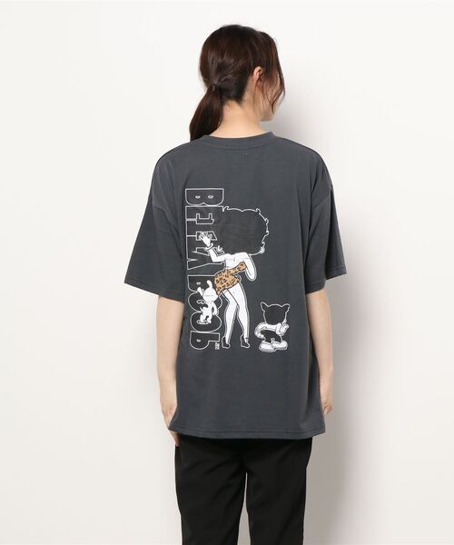 SpRay(スプレイ)の「BETTY プリント Tシャツ(Tシャツ/カットソー・レディース・チャコールグレー/オフホワイト/グレイッシュベージュ・FREE)」の18枚目の写真