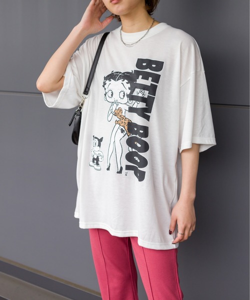 SpRay(スプレイ)の「BETTY プリント Tシャツ(Tシャツ/カットソー・レディース・チャコールグレー/オフホワイト/グレイッシュベージュ・FREE)」の1枚目の写真