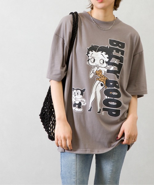 SpRay(スプレイ)の「BETTY プリント Tシャツ(Tシャツ/カットソー・レディース・チャコールグレー/オフホワイト/グレイッシュベージュ・FREE)」の3枚目の写真