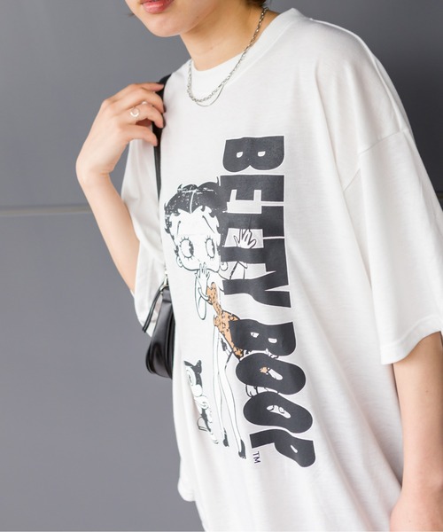 SpRay(スプレイ)の「BETTY プリント Tシャツ(Tシャツ/カットソー・レディース・チャコールグレー/オフホワイト/グレイッシュベージュ・FREE)」の4枚目の写真