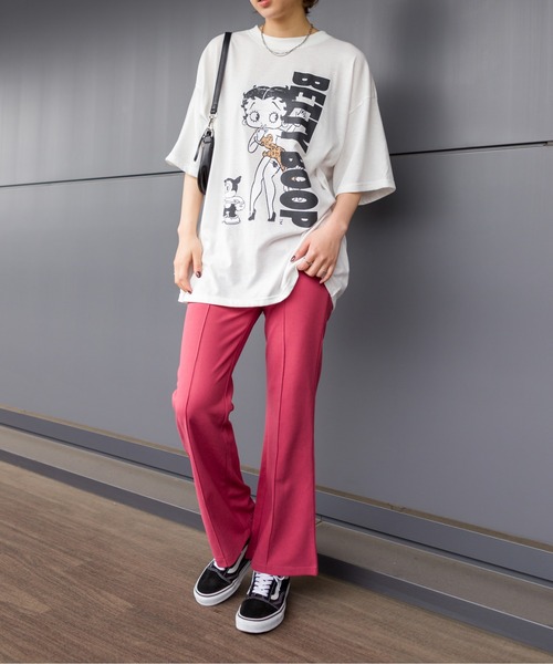 SpRay(スプレイ)の「BETTY プリント Tシャツ(Tシャツ/カットソー・レディース・チャコールグレー/オフホワイト/グレイッシュベージュ・FREE)」の7枚目の写真
