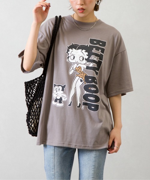 SpRay(スプレイ)の「BETTY プリント Tシャツ(Tシャツ/カットソー・レディース・チャコールグレー/オフホワイト/グレイッシュベージュ・FREE)」の8枚目の写真