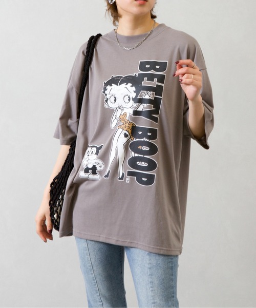 SpRay(スプレイ)の「BETTY プリント Tシャツ(Tシャツ/カットソー・レディース・チャコールグレー/オフホワイト/グレイッシュベージュ・FREE)」の9枚目の写真