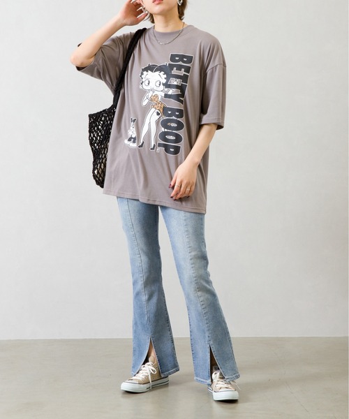 SpRay(スプレイ)の「BETTY プリント Tシャツ(Tシャツ/カットソー・レディース・チャコールグレー/オフホワイト/グレイッシュベージュ・FREE)」の11枚目の写真