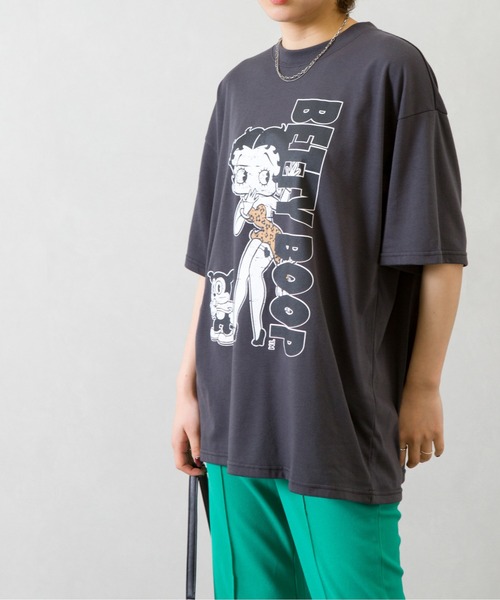 SpRay(スプレイ)の「BETTY プリント Tシャツ(Tシャツ/カットソー・レディース・チャコールグレー/オフホワイト/グレイッシュベージュ・FREE)」の13枚目の写真