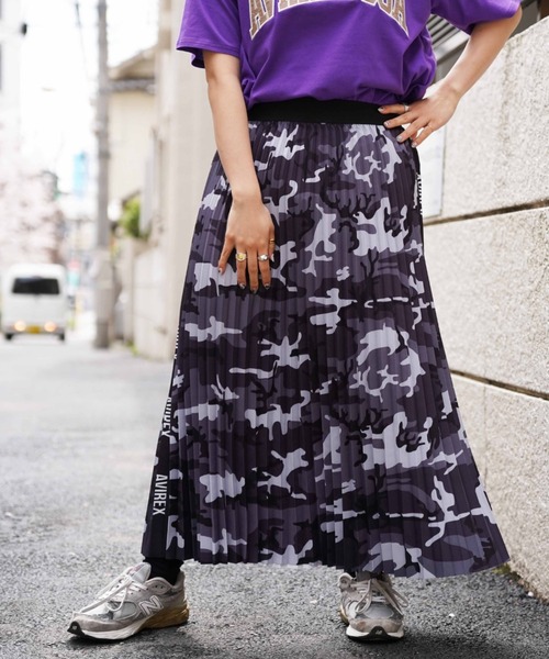AVIREX（アヴィレックス）の「【直営店限定】PLEATED LOGO&CAMO SKIRT/ プリーツロゴ&カモスカート（スカート・レディース・ブラウン系カモフラージュ/グレー系カモフラージュ/ブラウン系その他4/チャコール・FREE/F）」の2枚目の写真