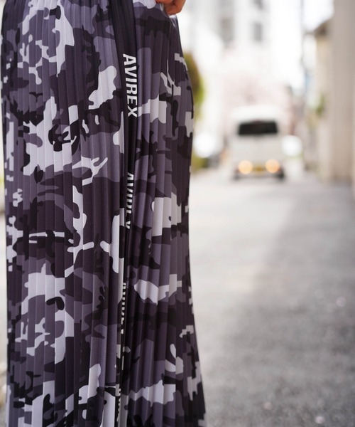 AVIREX（アヴィレックス）の「【直営店限定】PLEATED LOGO&CAMO SKIRT/ プリーツロゴ&カモスカート（スカート・レディース・ブラウン系カモフラージュ/グレー系カモフラージュ/ブラウン系その他4/チャコール・FREE/F）」の8枚目の写真