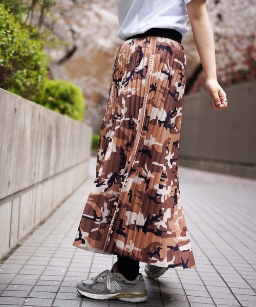 AVIREX（アヴィレックス）の「【直営店限定】PLEATED LOGO&CAMO SKIRT/ プリーツロゴ&カモスカート（スカート・レディース・ブラウン系カモフラージュ/グレー系カモフラージュ/ブラウン系その他4/チャコール・FREE/F）」の11枚目の写真