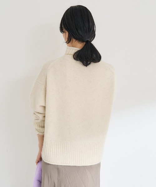 SHENERY（シーナリー）の「ホワイトヤクショートボリュームニット（ニット/セーター・レディース・オフホワイト/ブルー・FREE）」の3枚目の写真