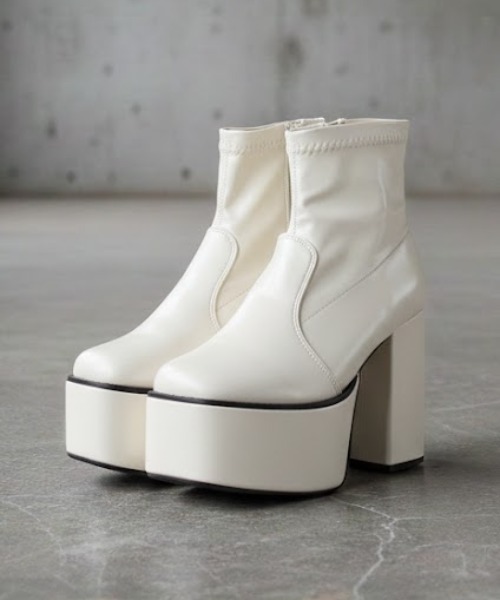 LOVEHUNTER(ラブハンター)の「+10.5cm 軽量厚底 スクエアトゥ ボリュームソール 太ヒール ストレッチブーツ(ブーツ・レディース・ブラック系1/ダークブラウン系1/ダークブラウン系2/アイボリー系2/ブラック系3/アイボリー系1/ブラック系2/ブラック系4/シルバー系2/シルバー系1・L/M/LL/S/SS/3L)」の7枚目の写真