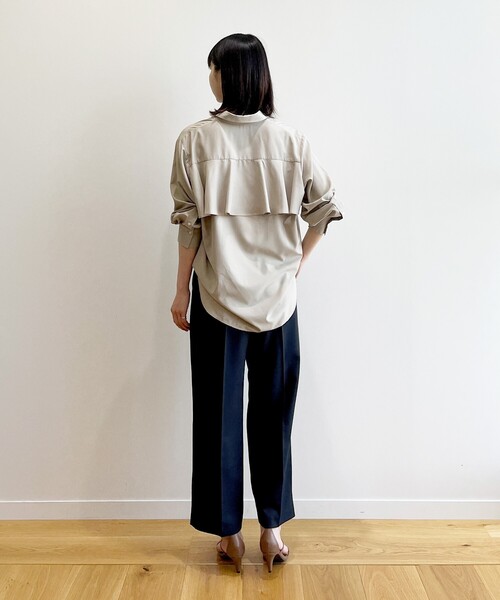 OPAQUE.CLIP（オペークドットクリップ）の「◆バックフリルシャツ【洗える/防シワ加工】（シャツ/ブラウス・レディース・ネイビー/ベージュ/オフホワイト・38/40/42）」の14枚目の写真