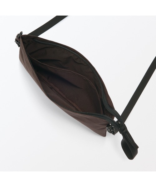 無印良品(ムジルシリョウヒン)の「ポーチとしても使える 撥水 サコッシュ(ショルダーバッグ・レディース・ブラック/ベージュ系1/ダークブラウン・FREE)」の13枚目の写真