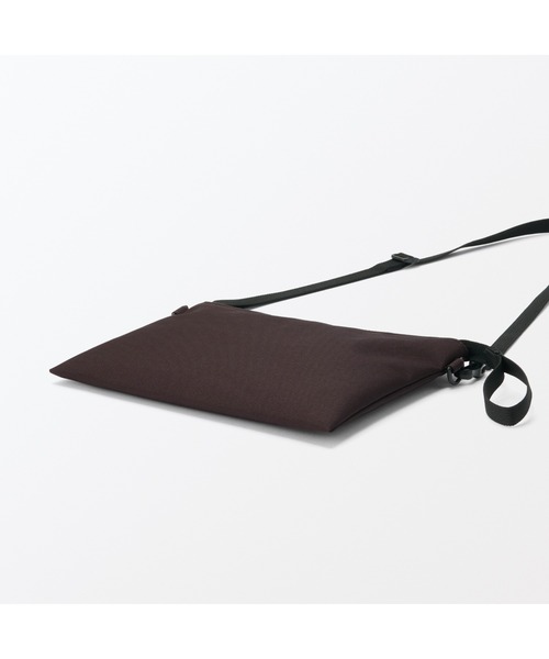 無印良品(ムジルシリョウヒン)の「ポーチとしても使える 撥水 サコッシュ(ショルダーバッグ・レディース・ブラック/ベージュ系1/ダークブラウン・FREE)」の14枚目の写真