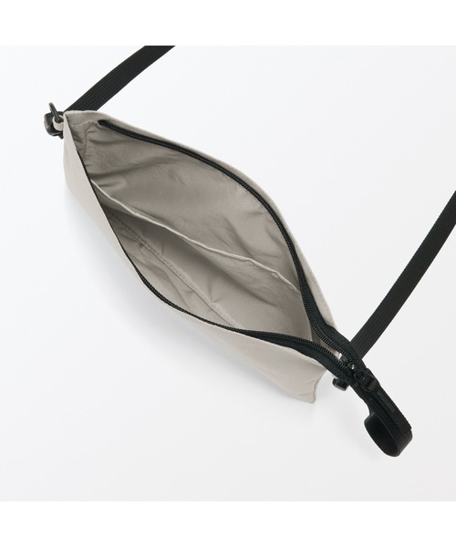 無印良品(ムジルシリョウヒン)の「ポーチとしても使える 撥水 サコッシュ(ショルダーバッグ・レディース・ブラック/ベージュ系1/ダークブラウン・FREE)」の22枚目の写真