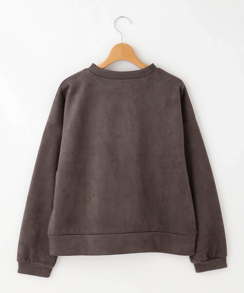 &Bridge(アンドブリッジ)の「Begum スウェード調プルオーバー(Tシャツ/カットソー・レディース・ブラウン系/ライトブルー/ベージュ/チャコールグレー・02)」の6枚目の写真