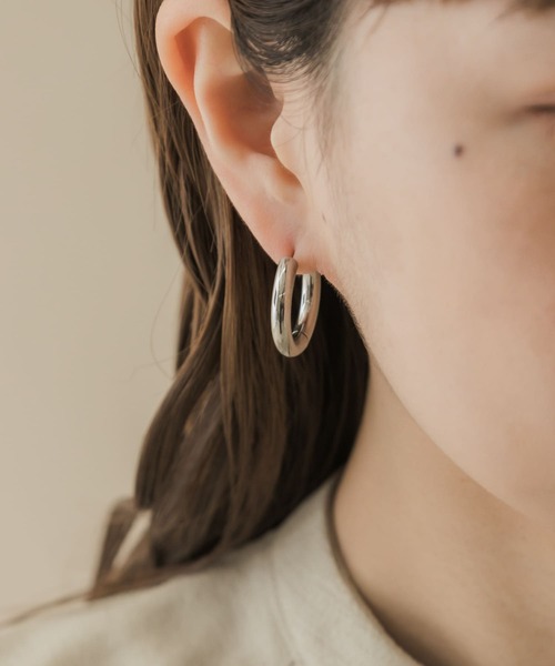 SMELLY（スメリー）の「サージカルステンレスワイドフープピアス（ピアス（両耳用）・レディース・ゴールド/シルバー・-）」の4枚目の写真