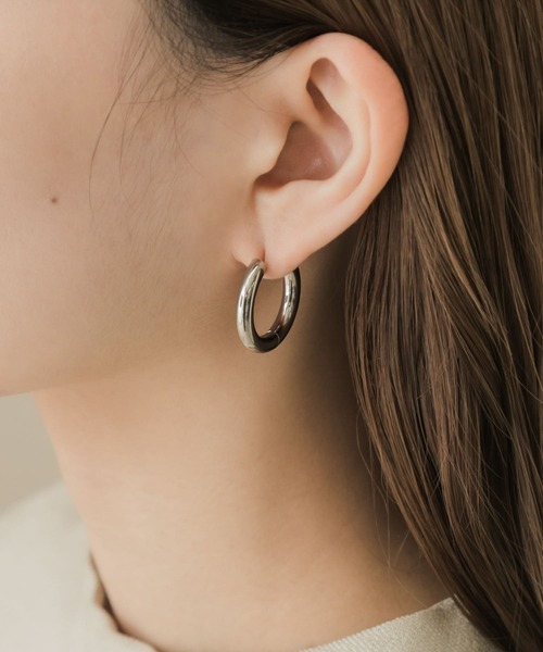 SMELLY（スメリー）の「サージカルステンレスワイドフープピアス（ピアス（両耳用）・レディース・ゴールド/シルバー・-）」の5枚目の写真