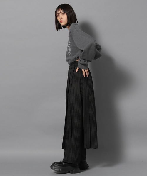 Anui(アニュイ)の「【UNISEX】フレームロゴドロストスウェット(スウェット・レディース・ブラック系/グレー・SMALL/MEDIUM)」の7枚目の写真