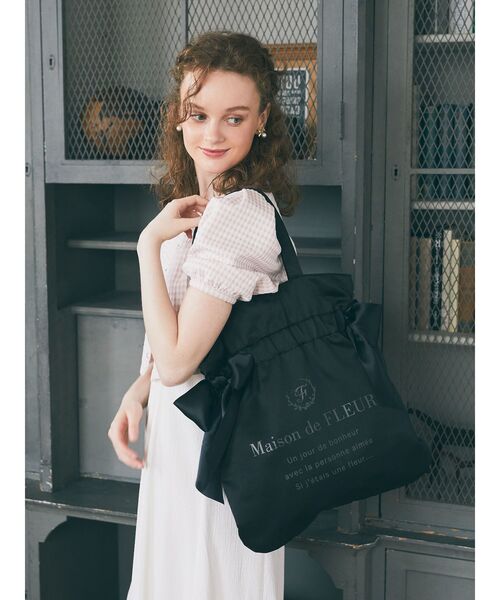 Maison de FLEUR(メゾンドフルール)の「ダブルリボンギャザートートバッグ(トートバッグ・レディース・ピンクベージュ/ブラック/アイボリー/ネイビー・FREE)」の15枚目の写真