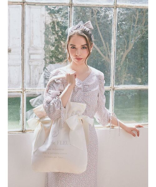 Maison de FLEUR(メゾンドフルール)の「ダブルリボンギャザートートバッグ(トートバッグ・レディース・ピンクベージュ/ブラック/アイボリー/ネイビー・FREE)」の16枚目の写真