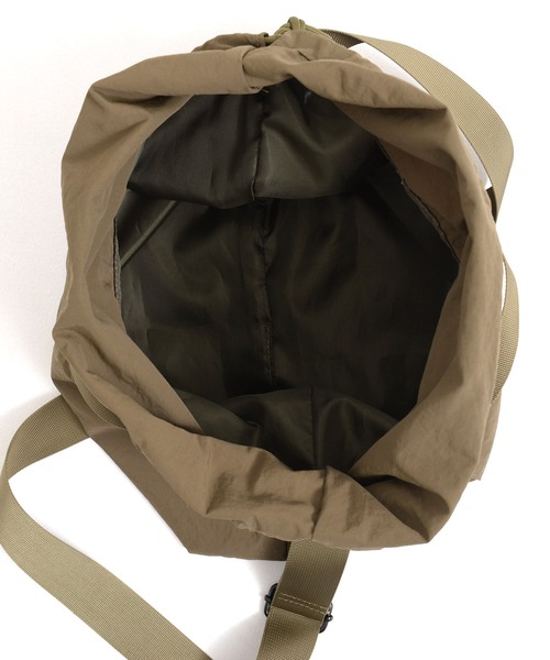 Arnold Palmer（アーノルドパーマー）の「ドローコード シェア ショルダｰバッグ（ショルダーバッグ・レディース・ブラック/カーキ・F）」の3枚目の写真