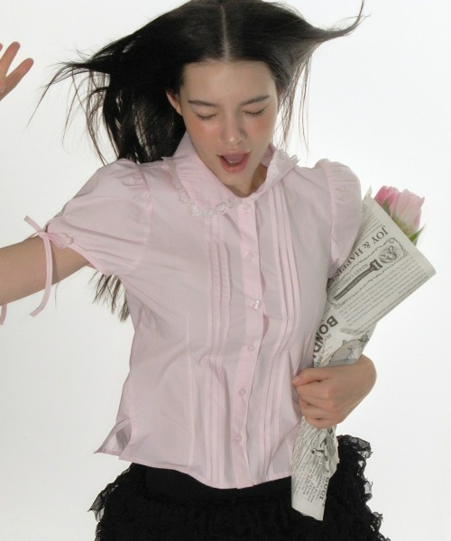 CRANK(クランク)の「韓国ブランド CRANK クランク PINTUCK LACE COLLAR BLOUSE レース 半袖ブラウス 半袖シャツ リボン パフスリーブトップス 韓国ファッション(シャツ/ブラウス・レディース・ホワイト/ピンク・ONE SIZE)」の2枚目の写真