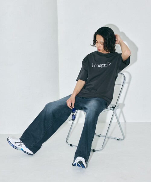 FREAK'S STORE（フリークスストア）の「限定展開 ビッグシルエット ロゴプリント クルーネック Tシャツ / honeymilk（Tシャツ/カットソー・メンズ・ネイビー/チャコールグレー/サックスブルー/ホワイト・SMALL/LARGE/MEDIUM）」の14枚目の写真