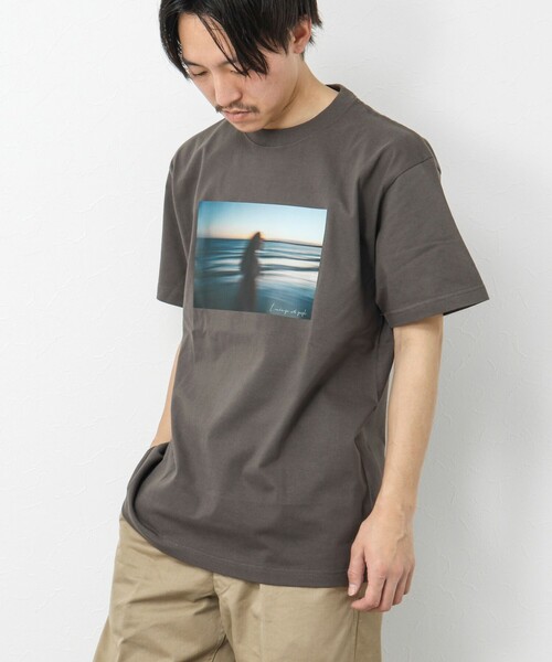 NOLLEY’S(ノーリーズ)の「Landscape with people T-shirts フォトプリントTシャツ(Tシャツ/カットソー・メンズ・オフホワイト/チャコールグレー/グレー/ブラック/ホワイト/キナリ・M/L/S)」の6枚目の写真