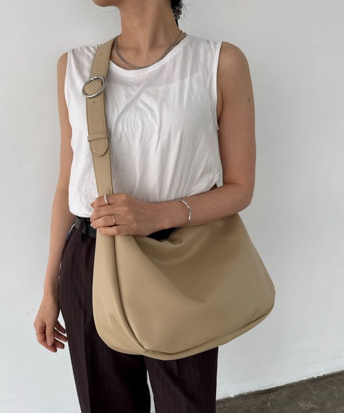 EFOLE（エフォル）の「【ZOZO限定】Round shoulder bag / ラウンド ショルダーバッグ（ショルダーバッグ・レディース・ブラック/ベージュ・FREE）」の2枚目の写真