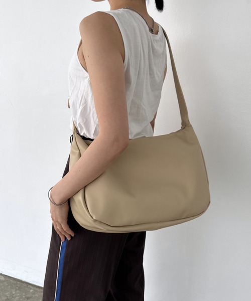 EFOLE(エフォル)の「【軽量/大容量/PC収納】ラウンド ショルダーバッグ(ショルダーバッグ・レディース・ブラック/ベージュ・FREE)」の15枚目の写真