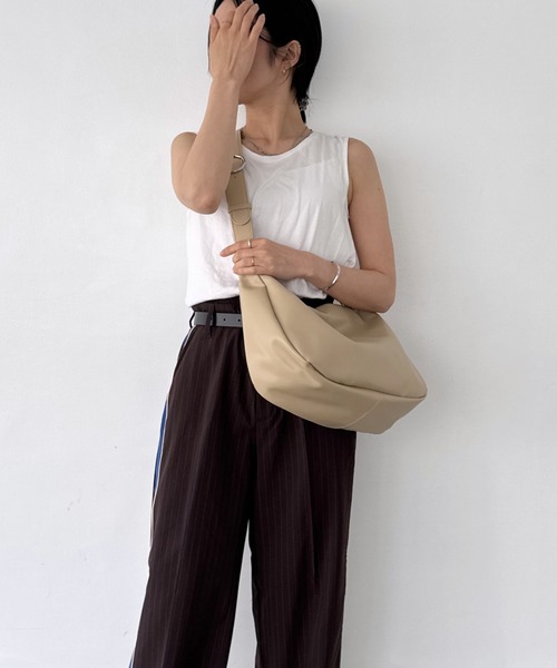 EFOLE(エフォル)の「【軽量/大容量/PC収納】ラウンド ショルダーバッグ(ショルダーバッグ・レディース・ブラック/ベージュ・FREE)」の14枚目の写真
