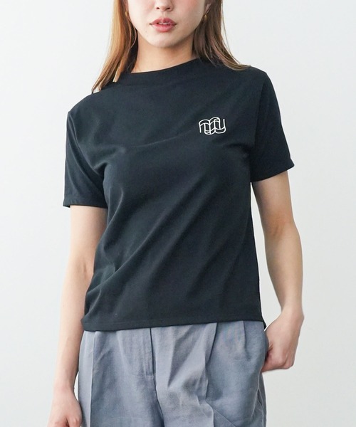 mili an deni(ミリアンデニ)の「半袖ワンポイントロゴ刺繍Tシャツ(Tシャツ/カットソー・レディース・オフホワイト/チャコールグレー/ブラック・M/L)」の2枚目の写真