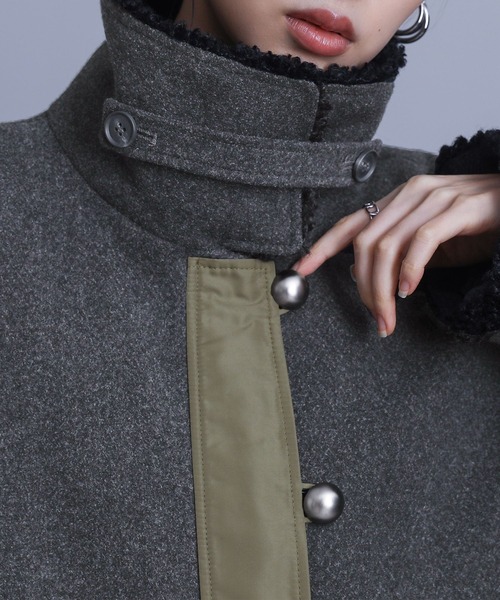 kOhAKU（コハク）の「『ボア切替ミドルコート』（ステンカラーコート・レディース・チャコール/ブラック・1/2）」の10枚目の写真