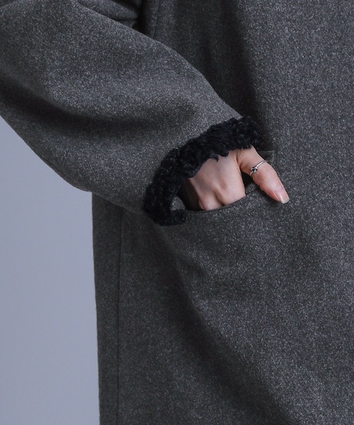 kOhAKU（コハク）の「『ボア切替ミドルコート』（ステンカラーコート・レディース・チャコール/ブラック・1/2）」の3枚目の写真