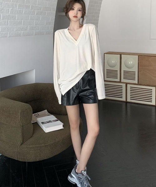 i-dare(アイディア)の「【i-dare】ベロア Vネック トップス 長袖 ロングスリーブ(Tシャツ/カットソー・レディース・アイボリー/ブラック・SMALL/MEDIUM/LARGE)」の7枚目の写真