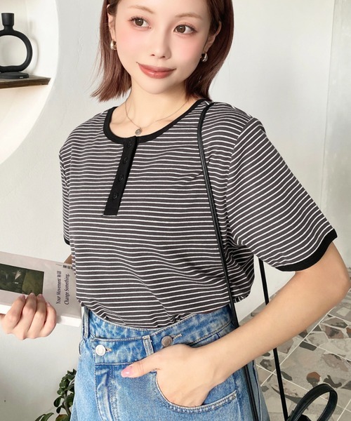 moment+(モーメントプラス)の「ヘンリーネックボーダー半袖Tシャツ(Tシャツ/カットソー・レディース・ピンク/ネイビー/オートミール/チャコールグレー/オフホワイト/ブラック・M/L)」の3枚目の写真