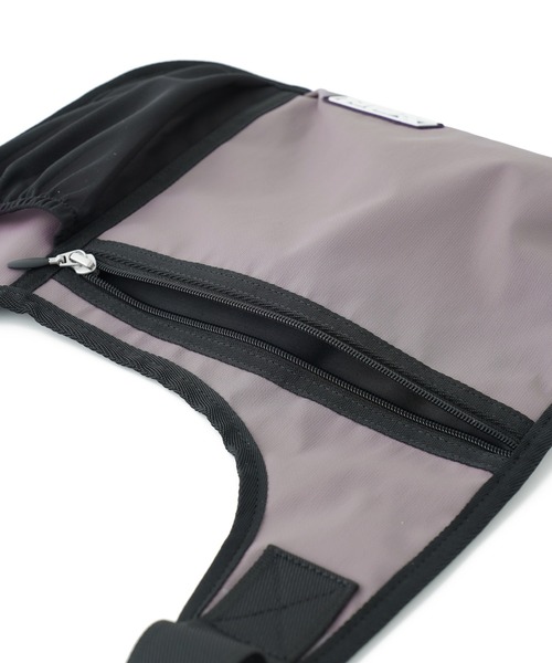 X-girl(エックスガール)の「LIGHTWEIGHT MESSENGER BAG(ショルダーバッグ・レディース・ブラック/グレー・ONE SIZE)」の4枚目の写真