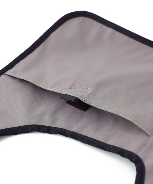 X-girl(エックスガール)の「LIGHTWEIGHT MESSENGER BAG(ショルダーバッグ・レディース・ブラック/グレー・ONE SIZE)」の9枚目の写真