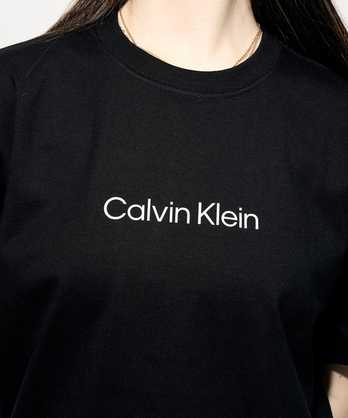 Calvin Klein Jeans（カルヴァンクラインジーンズ）の「Calvin Klein Jeans / カルバン クライン ジーンズSS RLXD STANDARD LOGO CREWNK TEE（Tシャツ/カットソー・レディース・ブラック/ホワイト・SMALL）」の2枚目の写真