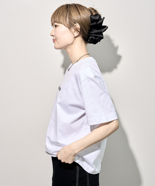 Calvin Klein Jeans（カルヴァンクラインジーンズ）の「Calvin Klein Jeans / カルバン クライン ジーンズSS RLXD STANDARD LOGO CREWNK TEE（Tシャツ/カットソー・レディース・ブラック/ホワイト・SMALL）」の3枚目の写真