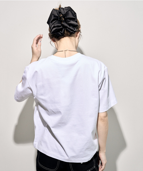 Calvin Klein Jeans（カルヴァンクラインジーンズ）の「Calvin Klein Jeans / カルバン クライン ジーンズSS RLXD STANDARD LOGO CREWNK TEE（Tシャツ/カットソー・レディース・ブラック/ホワイト・SMALL）」の4枚目の写真