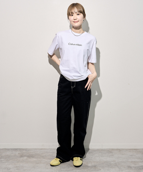 Calvin Klein Jeans（カルヴァンクラインジーンズ）の「Calvin Klein Jeans / カルバン クライン ジーンズSS RLXD STANDARD LOGO CREWNK TEE（Tシャツ/カットソー・レディース・ブラック/ホワイト・SMALL）」の6枚目の写真