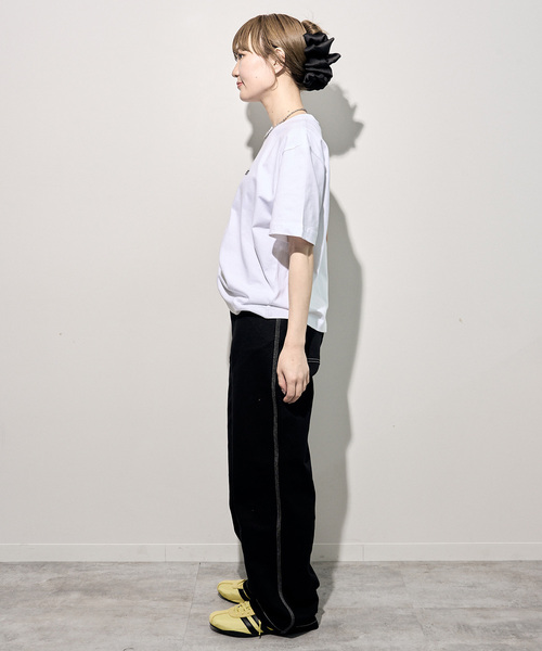Calvin Klein Jeans（カルヴァンクラインジーンズ）の「Calvin Klein Jeans / カルバン クライン ジーンズSS RLXD STANDARD LOGO CREWNK TEE（Tシャツ/カットソー・レディース・ブラック/ホワイト・SMALL）」の7枚目の写真