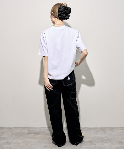 Calvin Klein Jeans（カルヴァンクラインジーンズ）の「Calvin Klein Jeans / カルバン クライン ジーンズSS RLXD STANDARD LOGO CREWNK TEE（Tシャツ/カットソー・レディース・ブラック/ホワイト・SMALL）」の8枚目の写真
