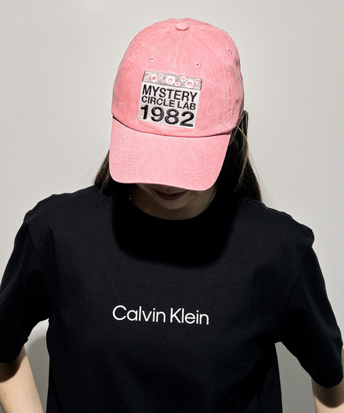Calvin Klein Jeans（カルヴァンクラインジーンズ）の「Calvin Klein Jeans / カルバン クライン ジーンズSS RLXD STANDARD LOGO CREWNK TEE（Tシャツ/カットソー・レディース・ブラック/ホワイト・SMALL）」の9枚目の写真