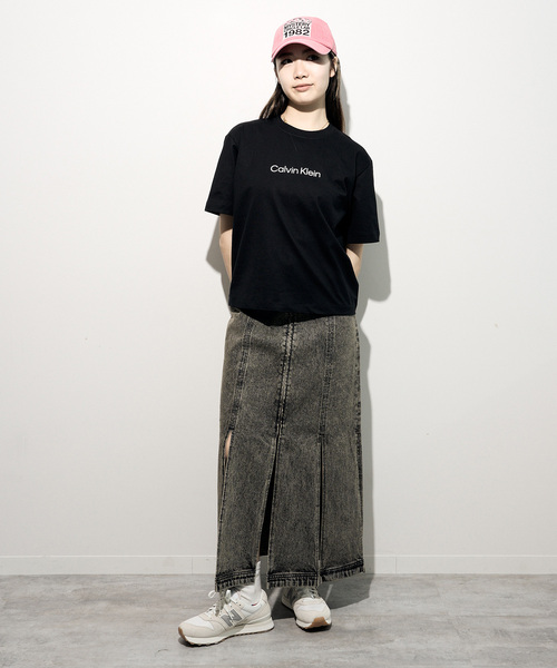 Calvin Klein Jeans（カルヴァンクラインジーンズ）の「Calvin Klein Jeans / カルバン クライン ジーンズSS RLXD STANDARD LOGO CREWNK TEE（Tシャツ/カットソー・レディース・ブラック/ホワイト・SMALL）」の13枚目の写真