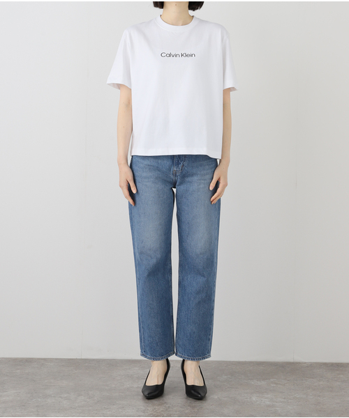 Calvin Klein Jeans（カルヴァンクラインジーンズ）の「Calvin Klein Jeans / カルバン クライン ジーンズSS RLXD STANDARD LOGO CREWNK TEE（Tシャツ/カットソー・レディース・ブラック/ホワイト・SMALL）」の18枚目の写真